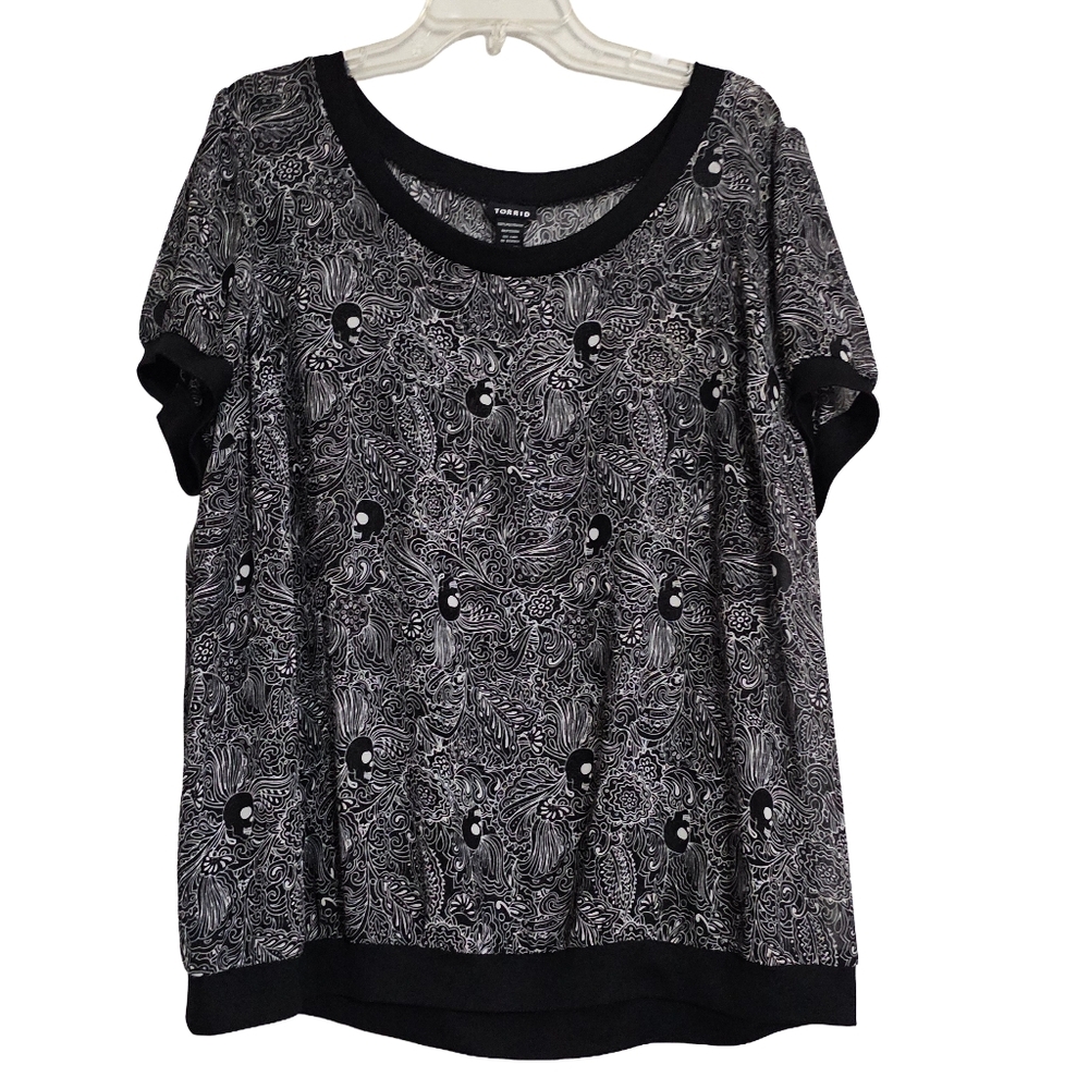 Torrid Black and White Skull Short Sleeve Top